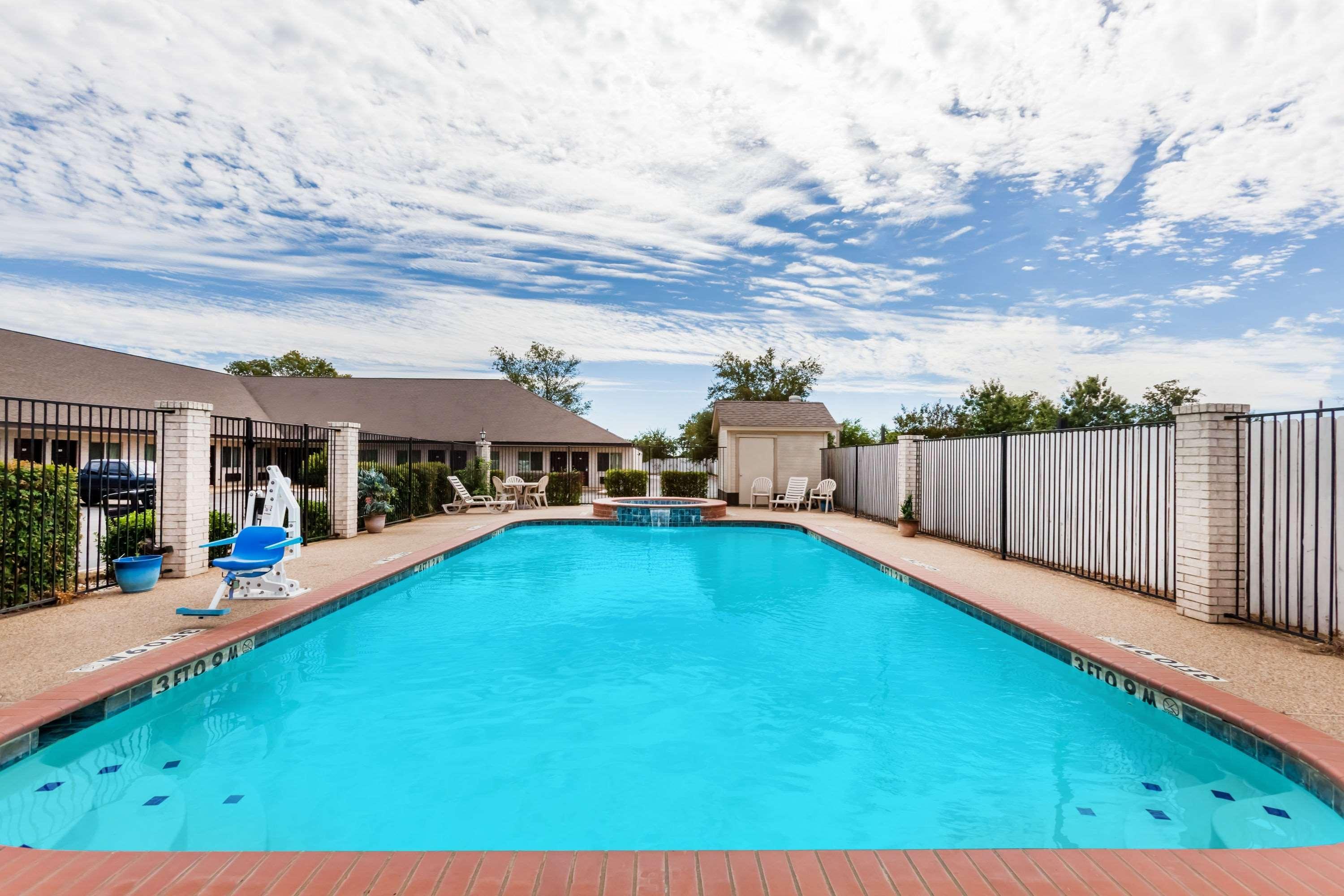 Super 8 By Wyndham Cleburne Motel Dış mekan fotoğraf